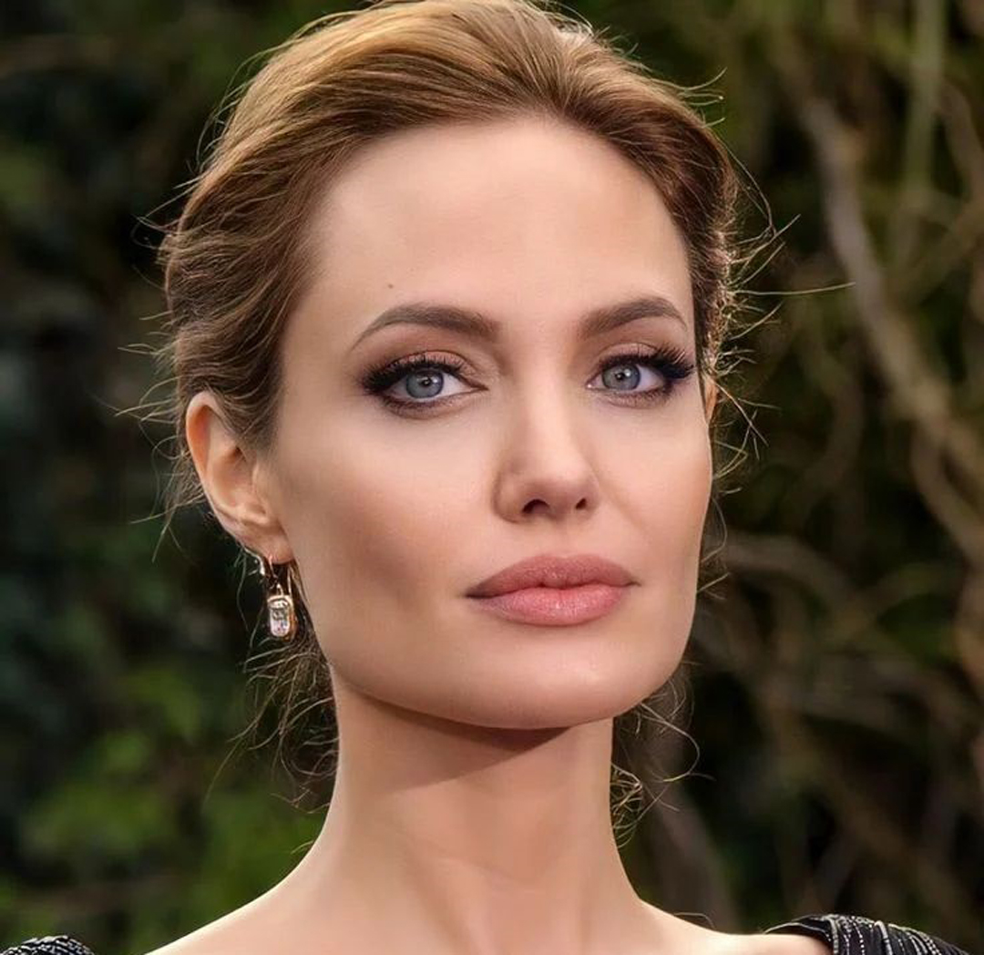 Angelina jolie 21 фигура, волосы, тело, грудь, ноги, руки