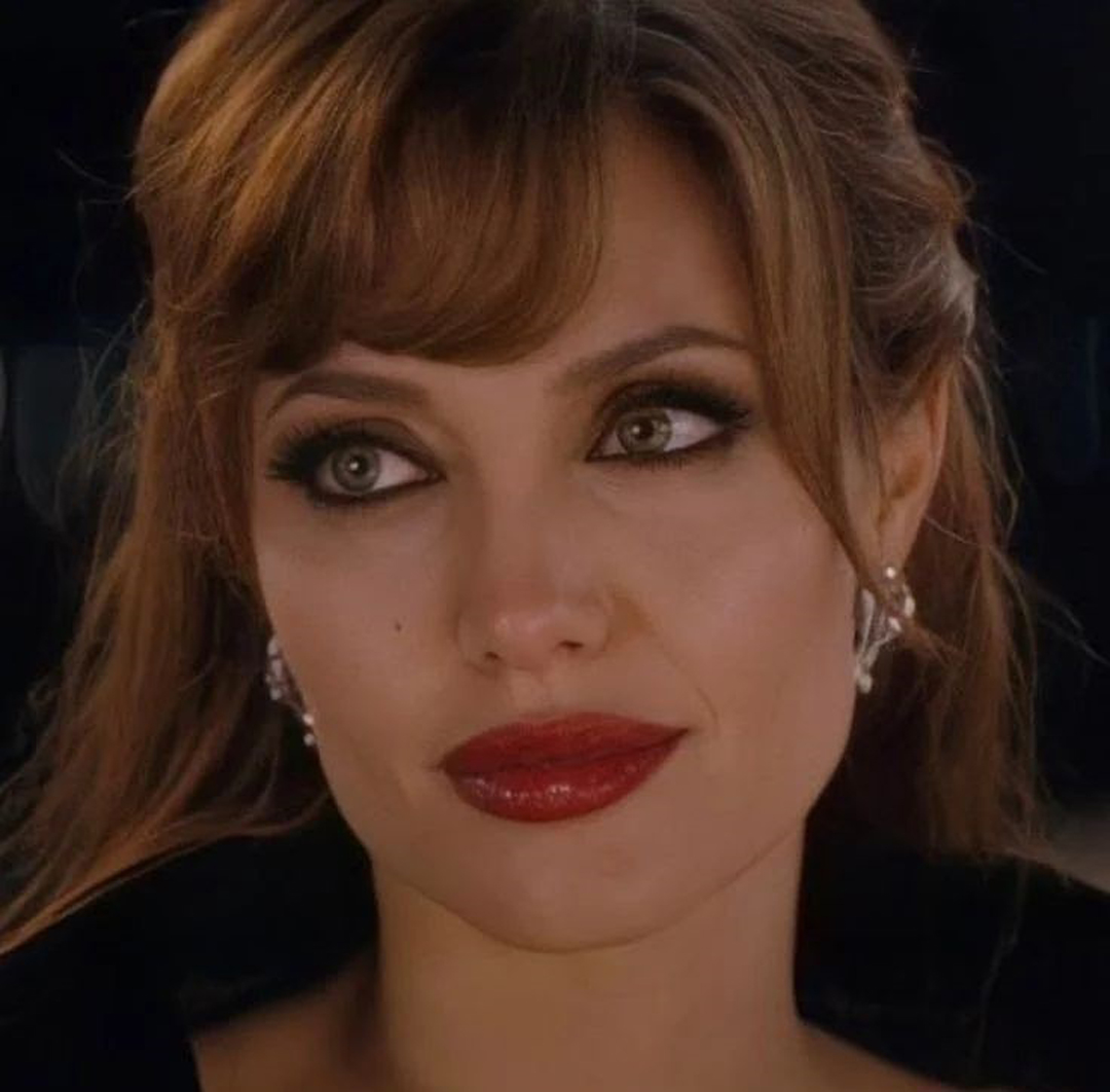 Angelina jolie 23 фигура, волосы, тело, грудь, ноги, руки